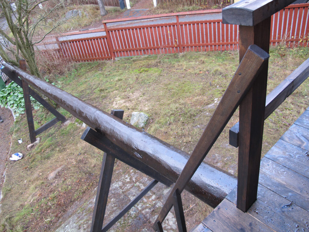 En träställning som är nymålad.